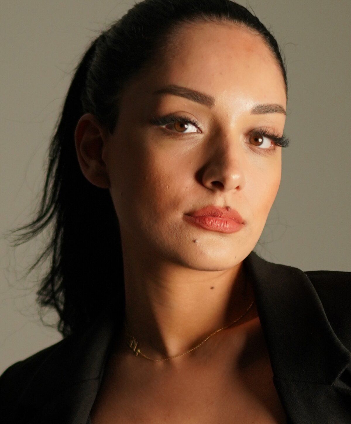 Memphis Facelift model with brown eyes